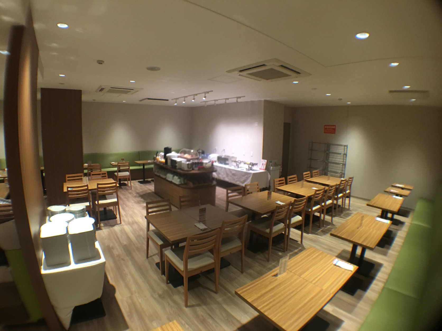 朝食会場も広々♪