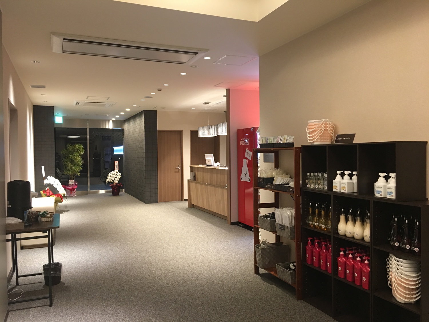 １Fロビーに自販機・無料貸出し品コーナーがございます♪