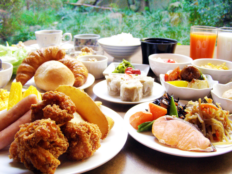 地元の食材を活かした栄養満点の朝食バイキングをお召し上がりくださいませ。