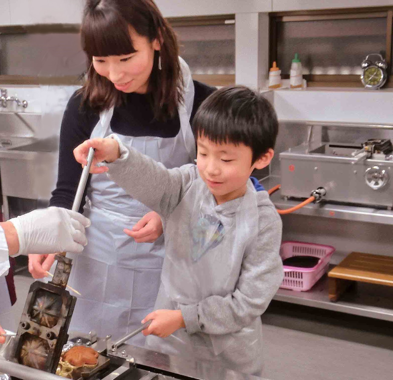 ファミリーに大人気もみじ饅頭手焼き体験