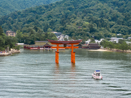 厳島神社と小型クルーザー