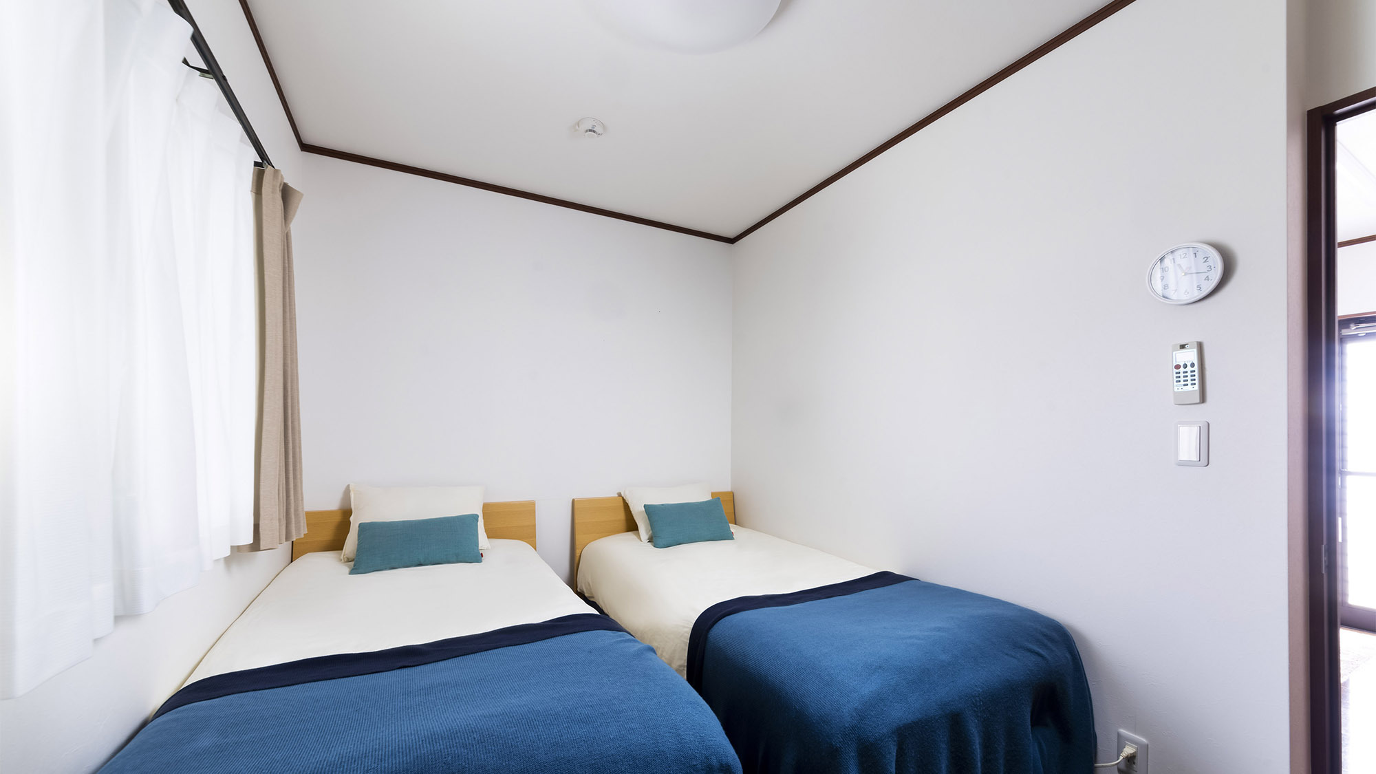 ・【寝室】シングルベッド2台完備。シンプルな内装で落ち着いた雰囲気