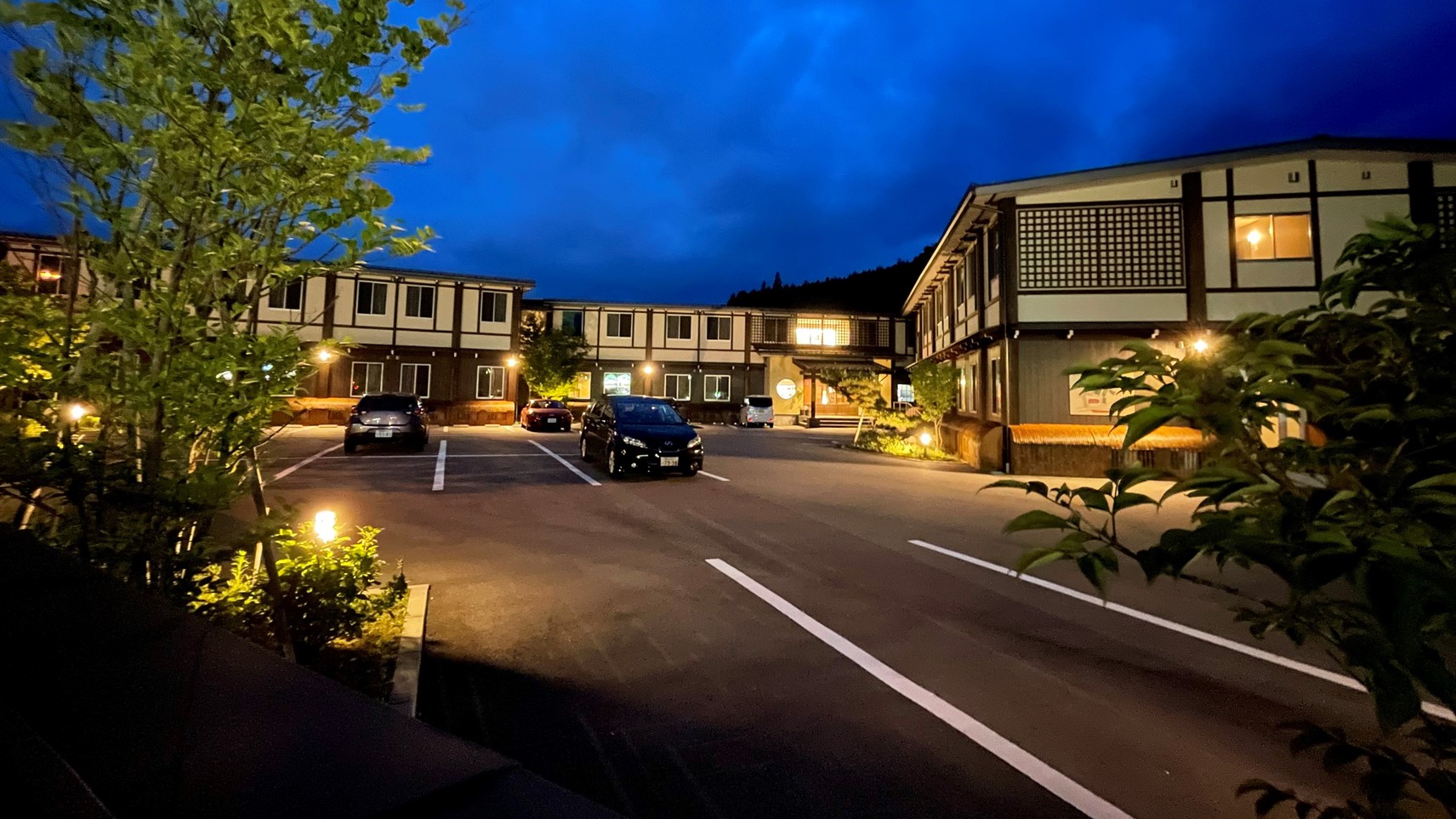 広い無料駐車場があるので、大型車両もお停めいただけます