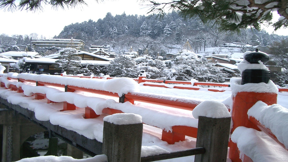 赤い中橋（冬）