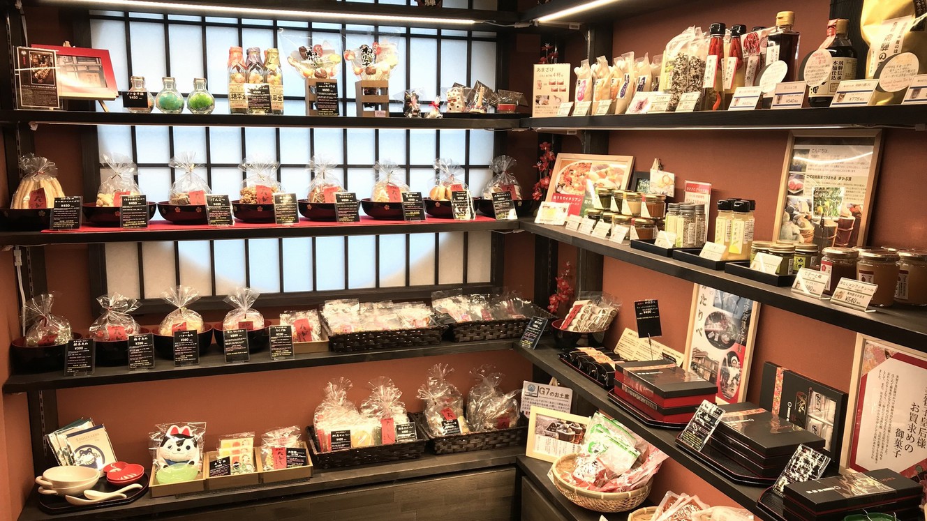 売店飛騨高山の名産品やお土産を取り揃えております