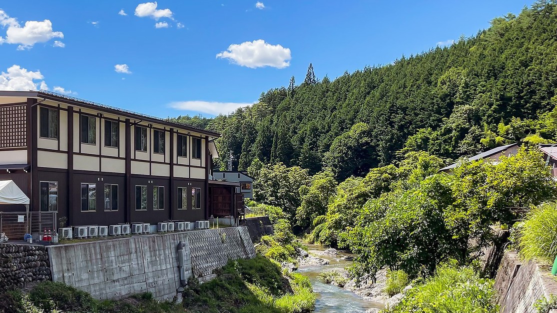 大八賀川のせせらぎをお楽しみいただけます。