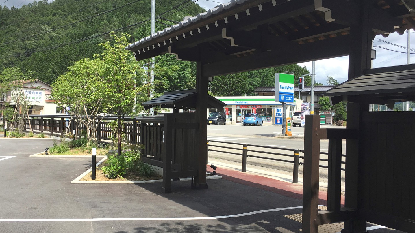 門前にコンビニエンスストアがございます