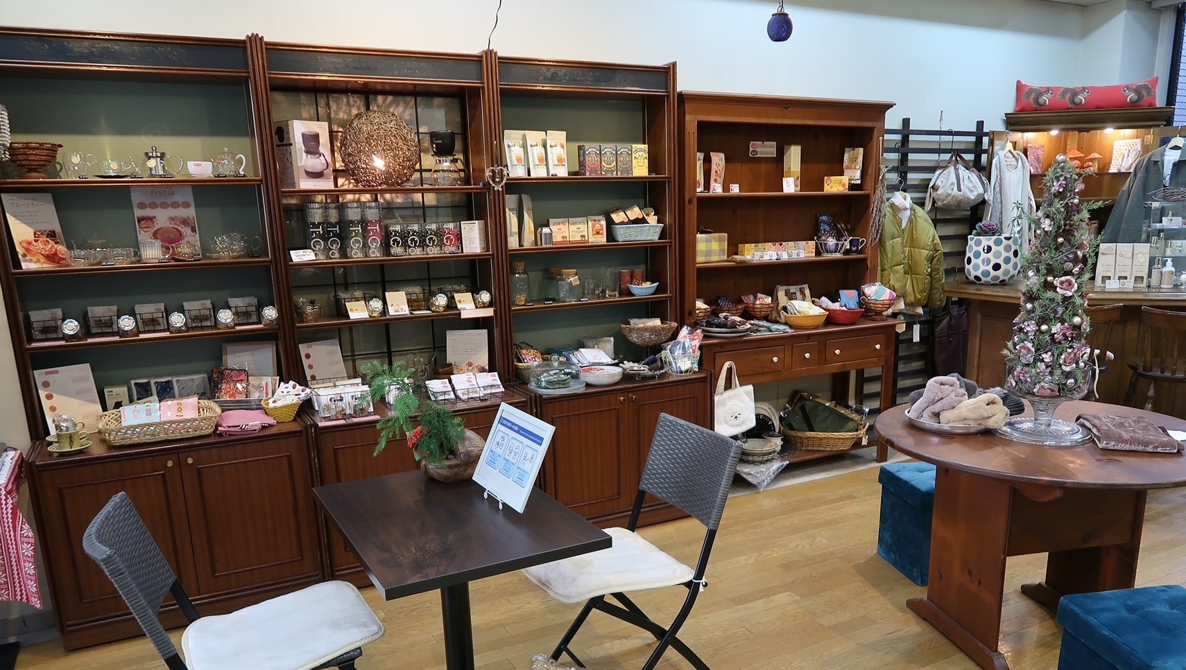 高山駅前【たびのサテライト】ではお土産の販売も行っております。