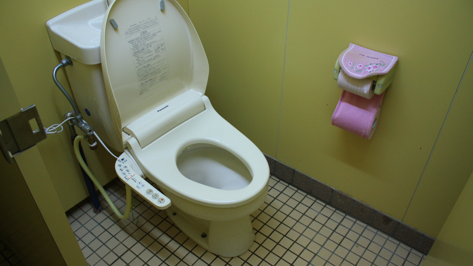 *【2階共同トイレ】洋式タイプの共同トイレ。