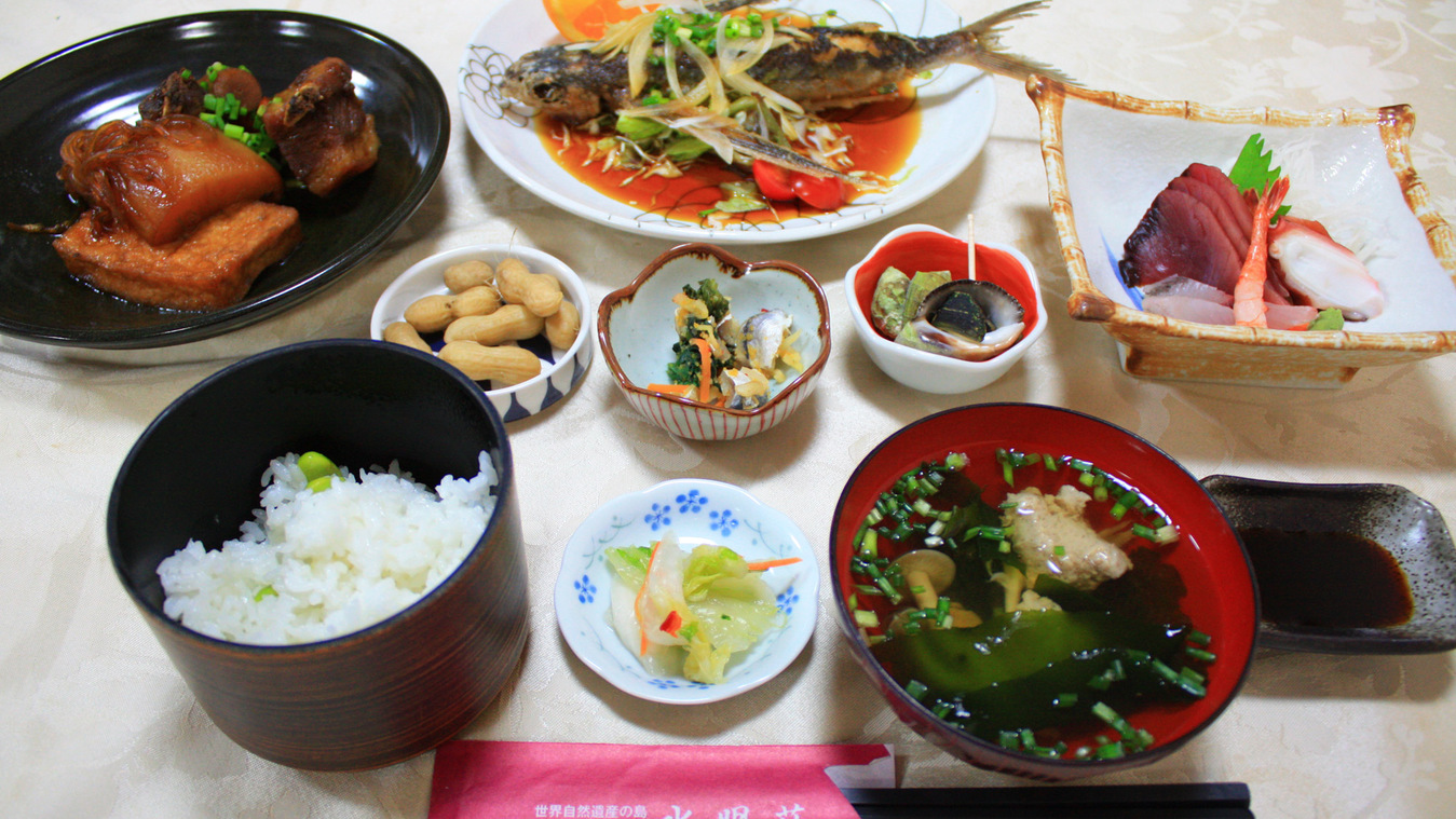 *【夕食一例】女将手作りの屋久島近海で獲れた海の幸や地元食材を使用したお料理の数々。