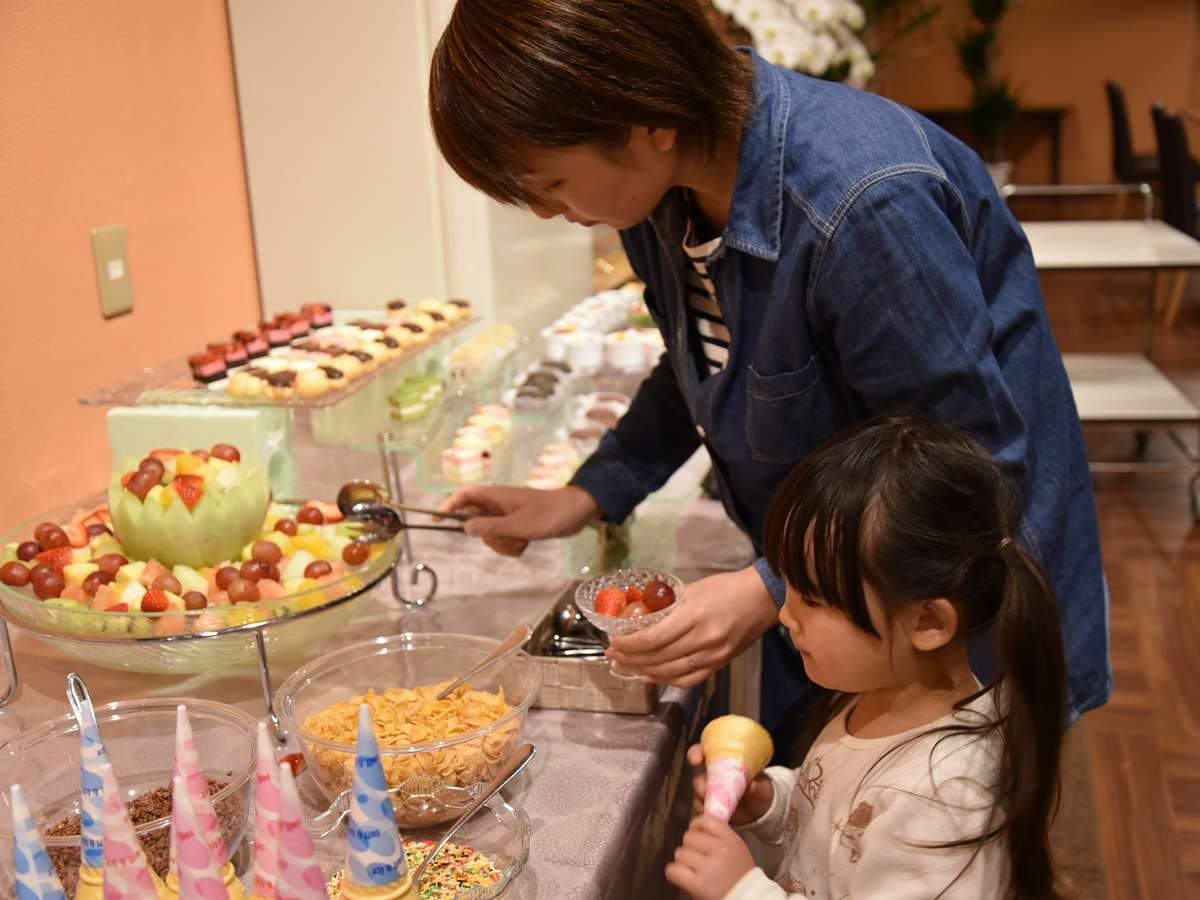 デザート食べ放題お子様大喜び!!フルーツやアイスでパフェを作ってね♪