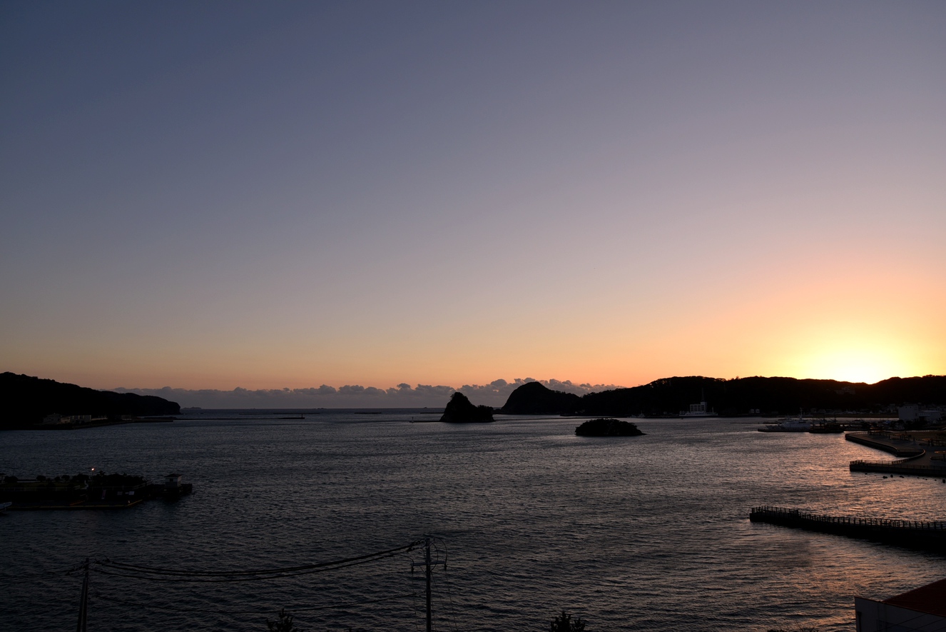 窓からの景色。ちょっと早めについて夕暮れの時の下田湾の眺めをご堪能できます！