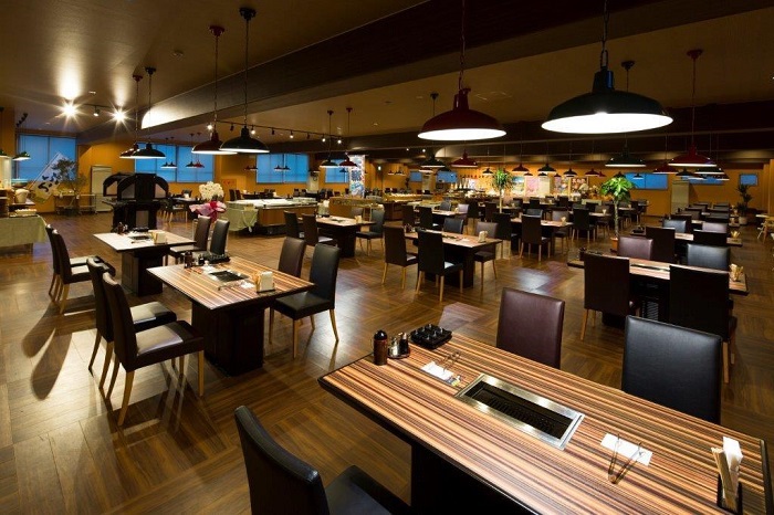 レストラン『喰海』混雑を感じさせないためにテーブルとの距離はあえて離れて設計されております♪