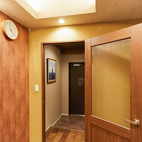 *［デラックスツイン一例］客室入口には、内ドアがあり防音効果あり