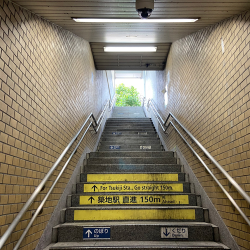 ④4番出口の階段を上ります。