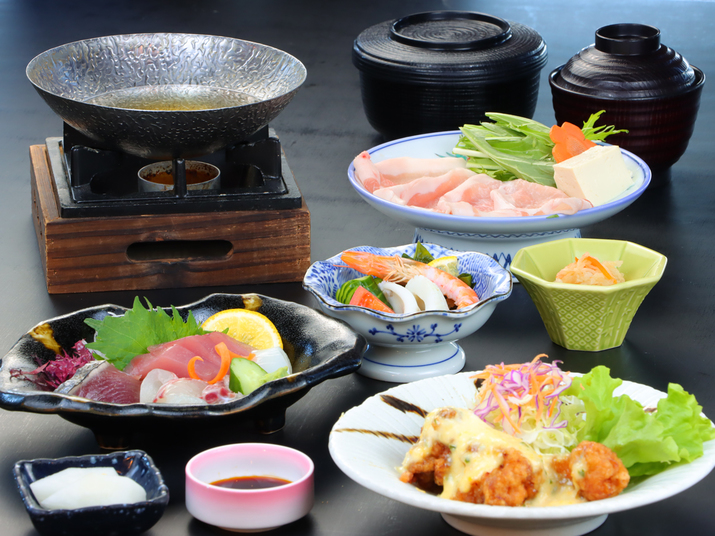 宮﨑名物チキン南蛮を始め、地元魚介の刺身としゃぶしゃぶ等が付いたお食事です♪