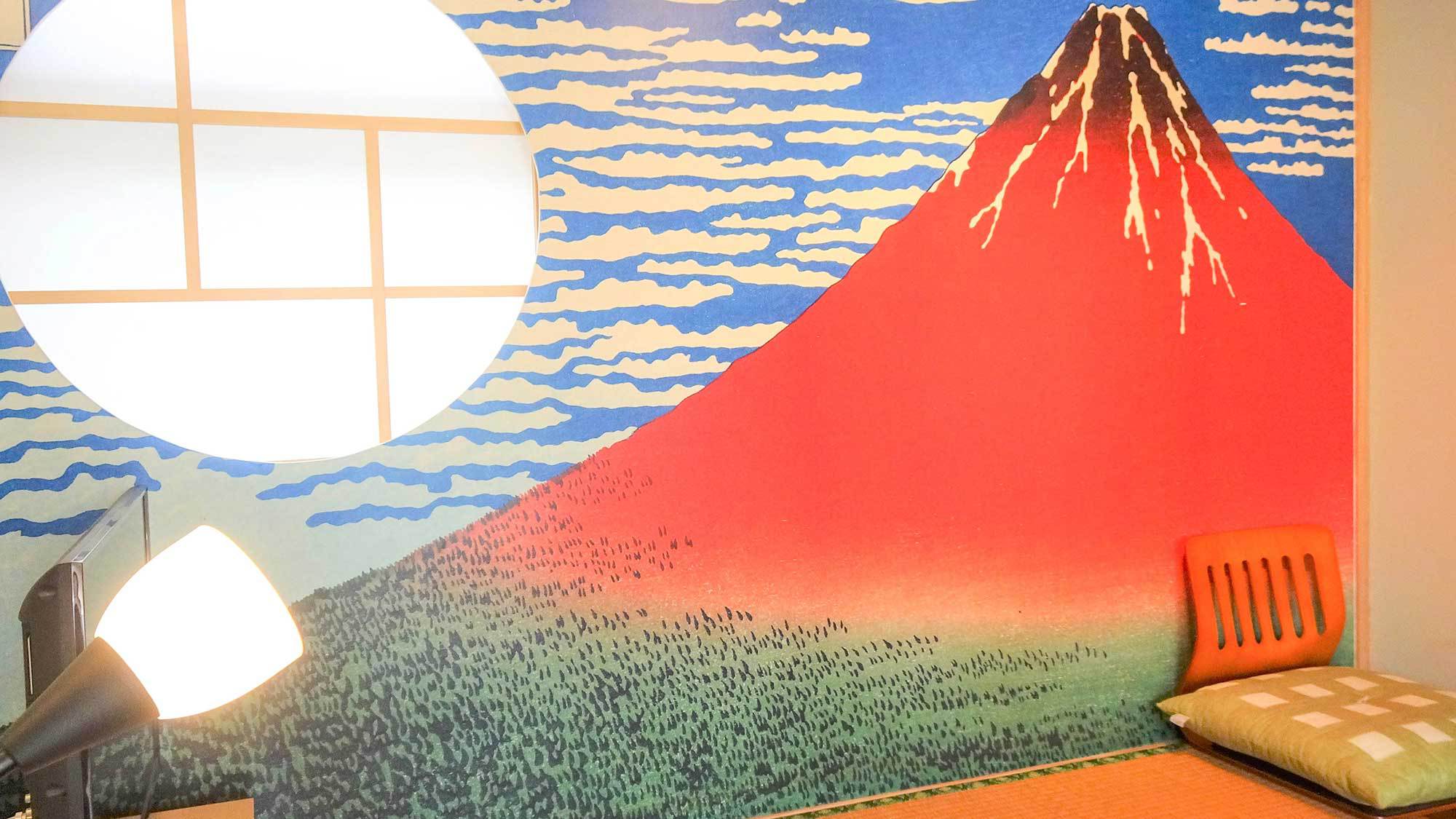 ・【和室ファミリールーム】印象的な赤富士の壁が部屋のアクセントに
