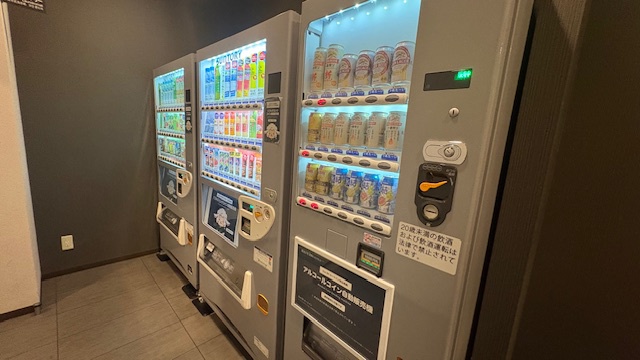 自動販売機コーナーソフトドリンク・アルコール・軽食の自動販売機ございます