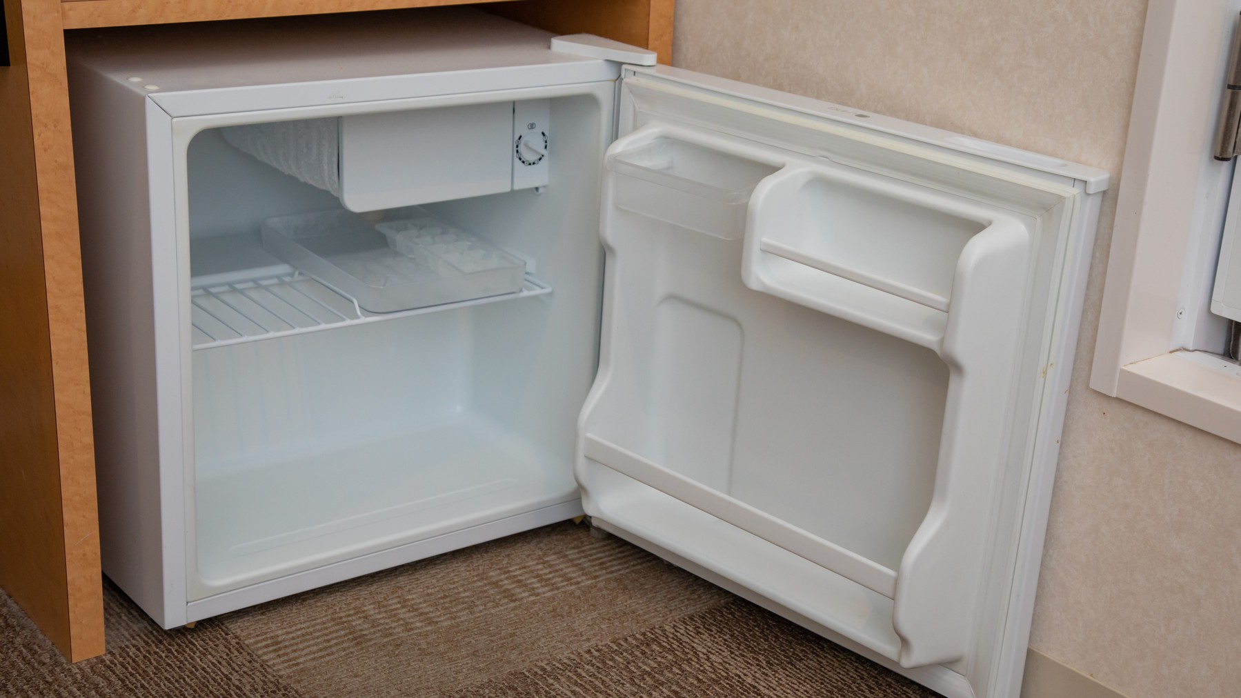 *客室：冷蔵庫をご利用の際は中のツマミを回してスイッチを入れて下さい。