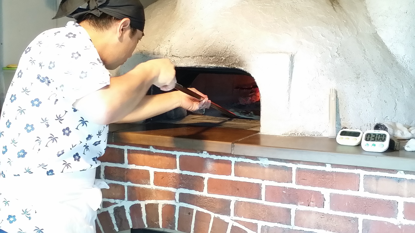 山の茶屋・楽水石窯で作るオリジナルピザ