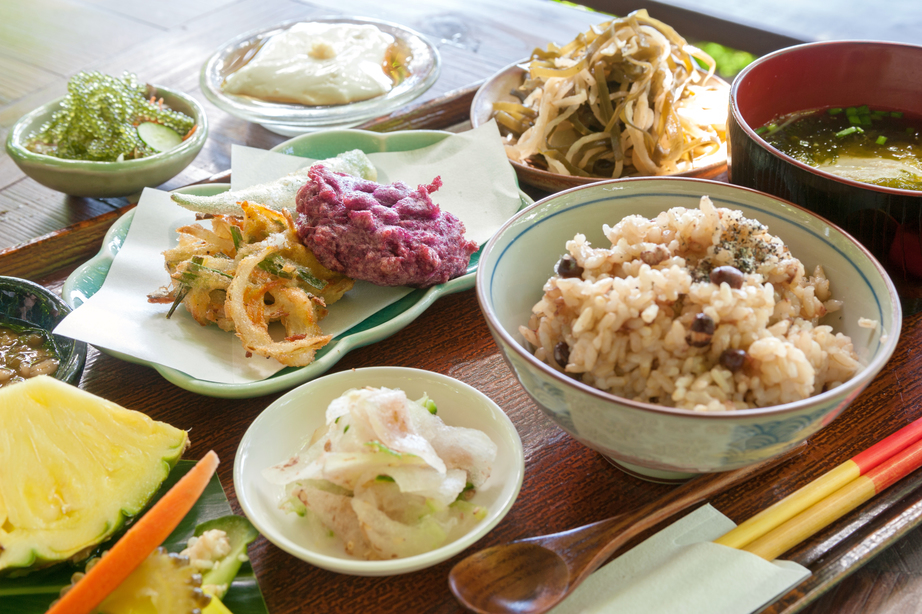 山の茶屋・楽水沖縄料理が堪能できる人気の定食
