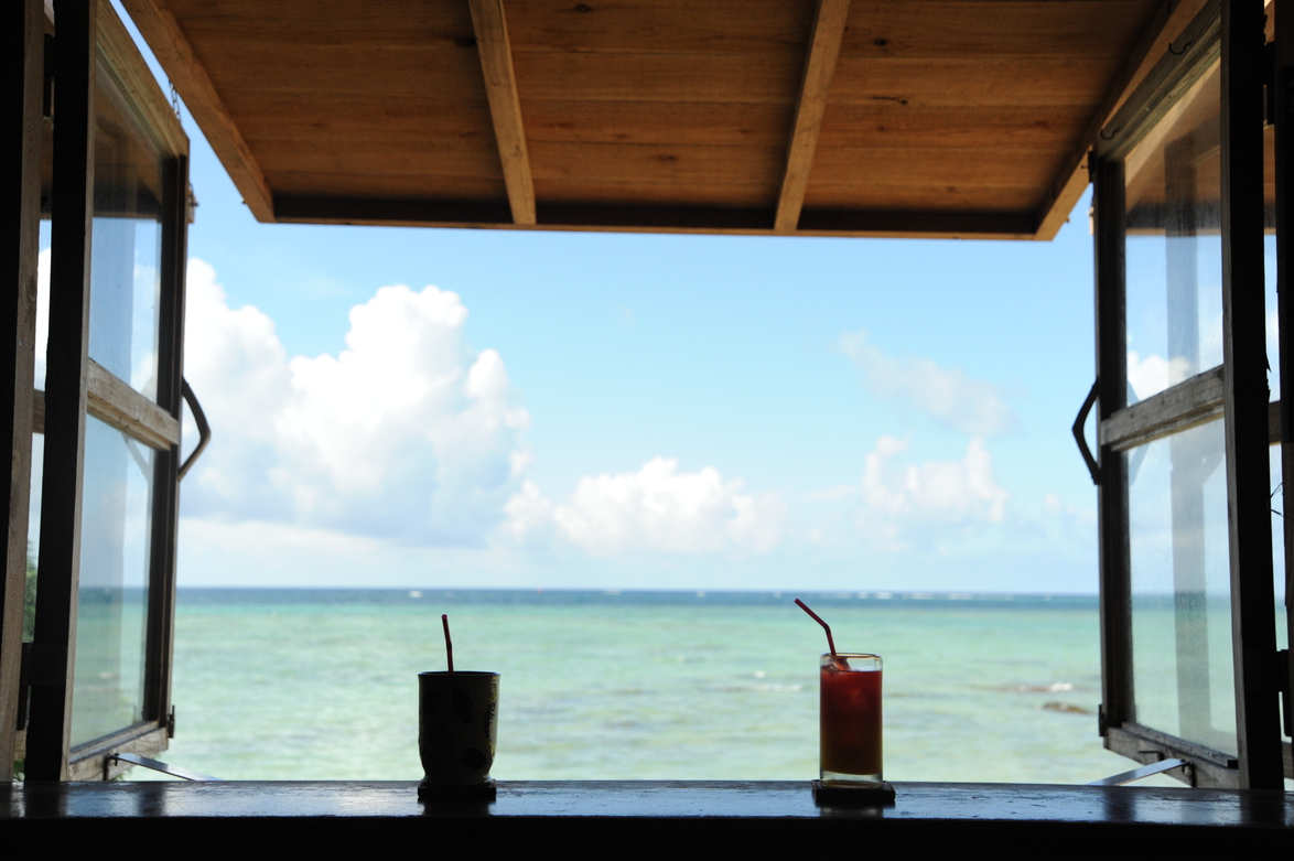 浜辺の茶屋窓辺でゆっくりコーヒを飲みながら至福の時間を