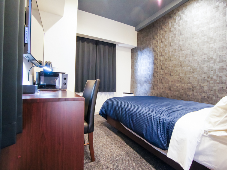 シングルルーム全室4K対応テレビ・シモンズ製ベッドを導入しております。