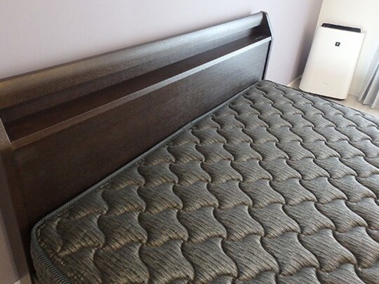  どのベッドにも枕元にコンセントと携帯置きの棚スペースがあり便利！