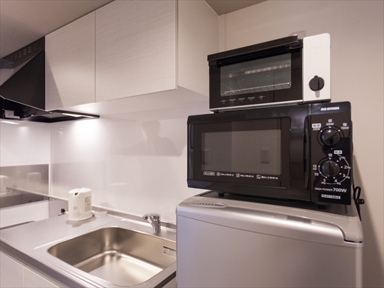  キッチン（全室共通仕様）2ドア冷蔵庫・電子レンジ・電磁調理器・オーブントースター・調理器具・食器