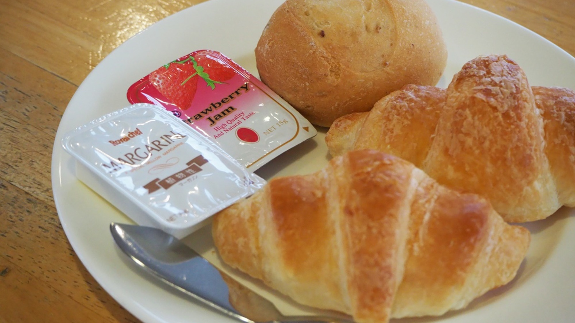 【朝食】パンにはイチゴジャムやマーマレードなどをご用意しています。