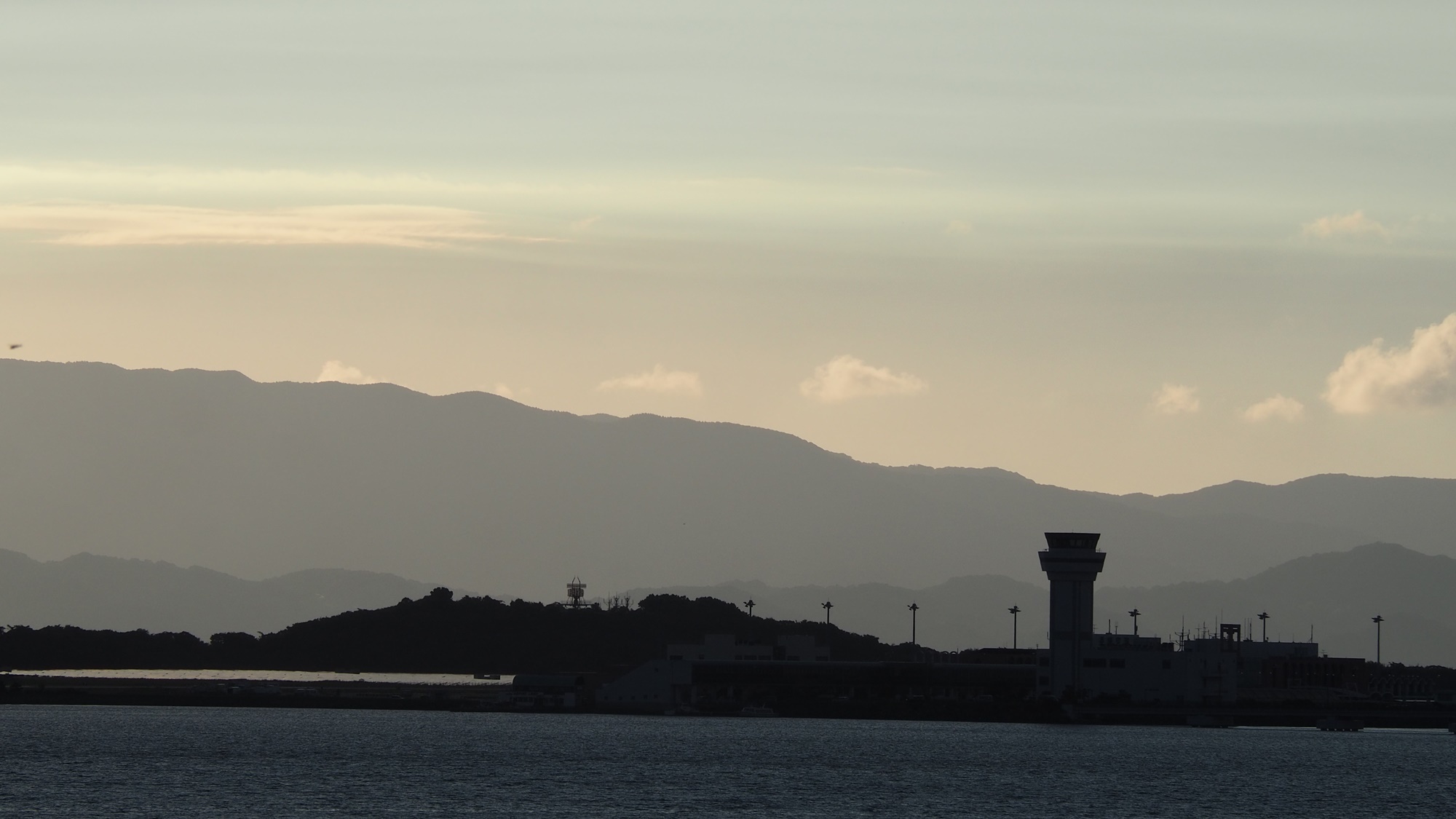 対岸に見えるのは長崎空港。空を眺めていれば飛行機の離発着も見れるかも♪
