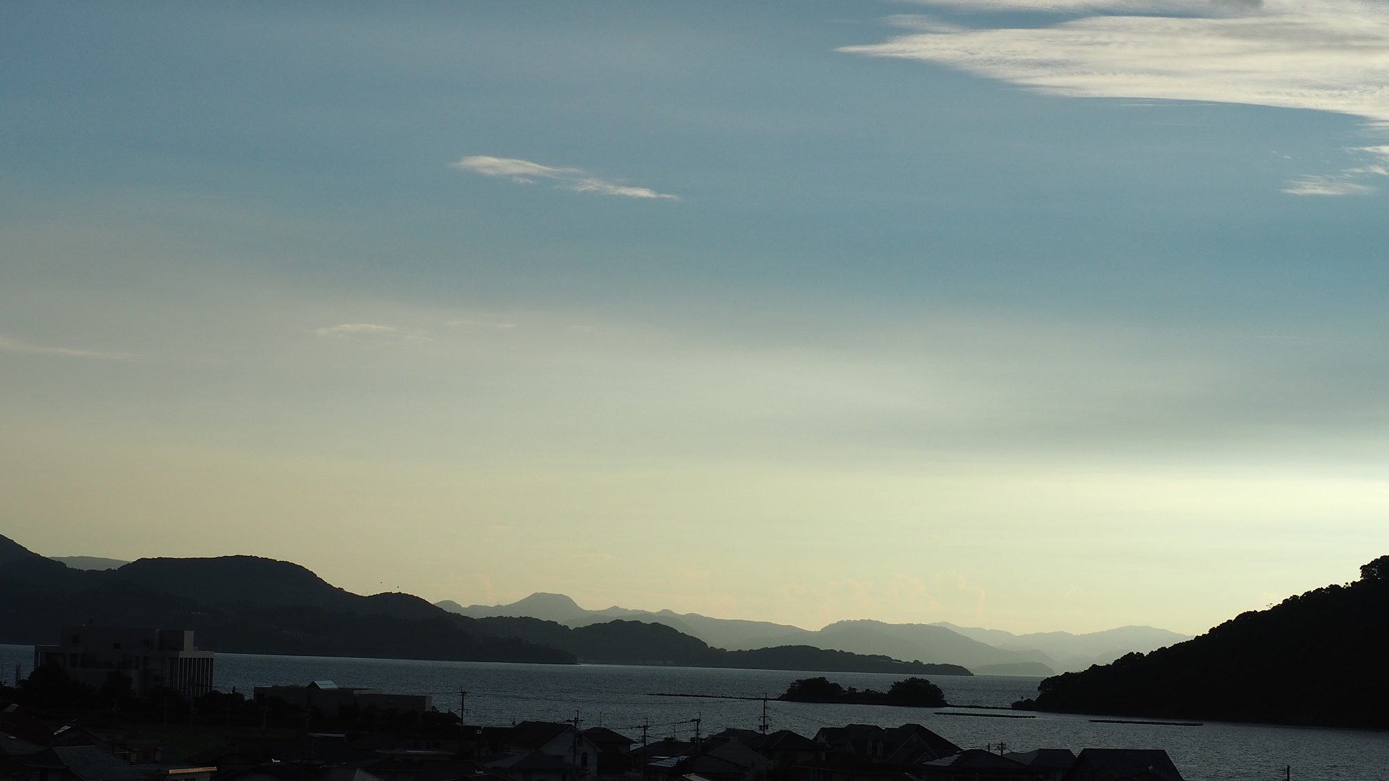  大村湾と、そこに浮かぶ臼島。その奥には山々の雄大さ。長崎の美しさがそこにあります。