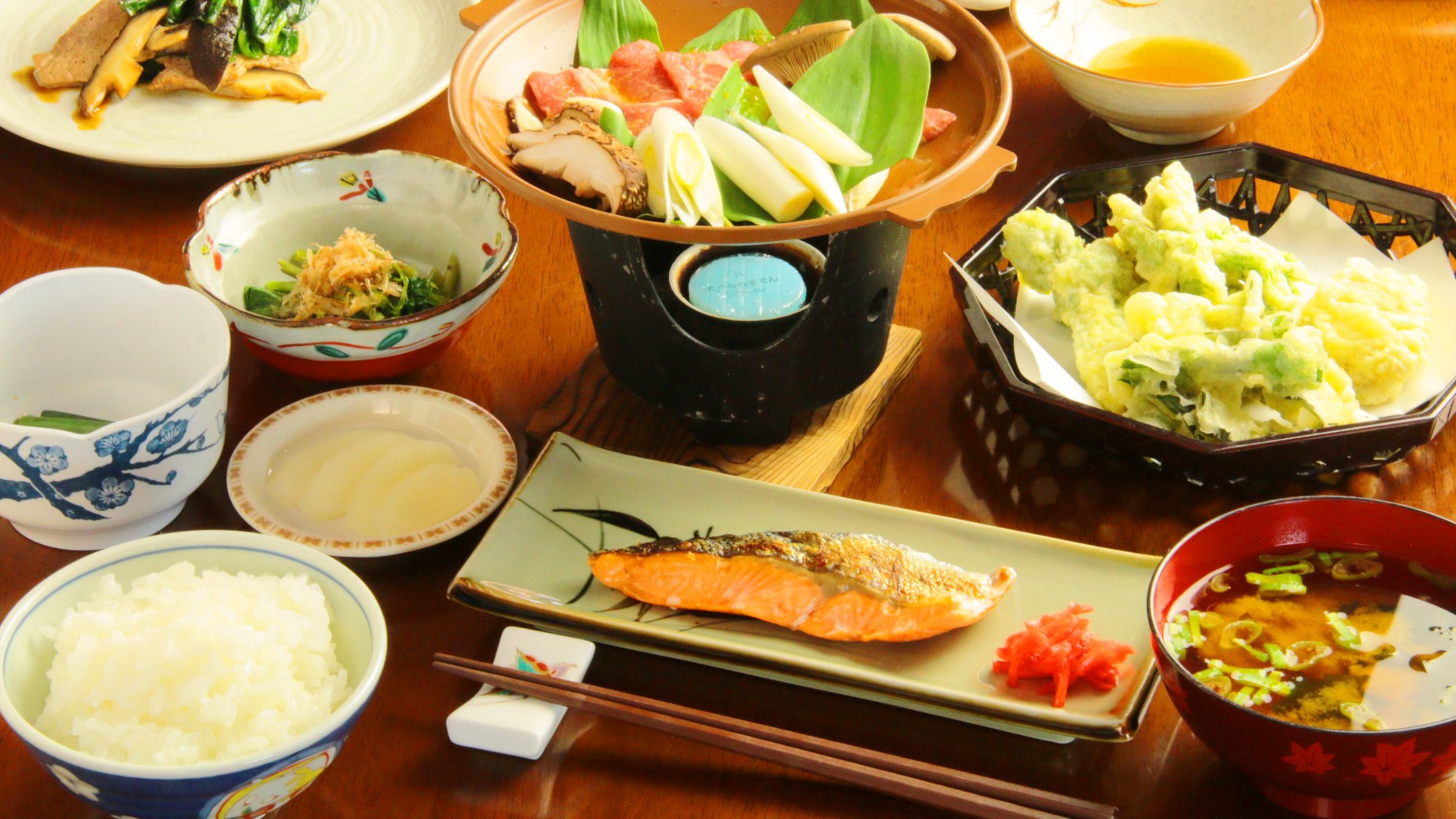 【夕食】山菜・自家製アスパラが食べられる春料理。
