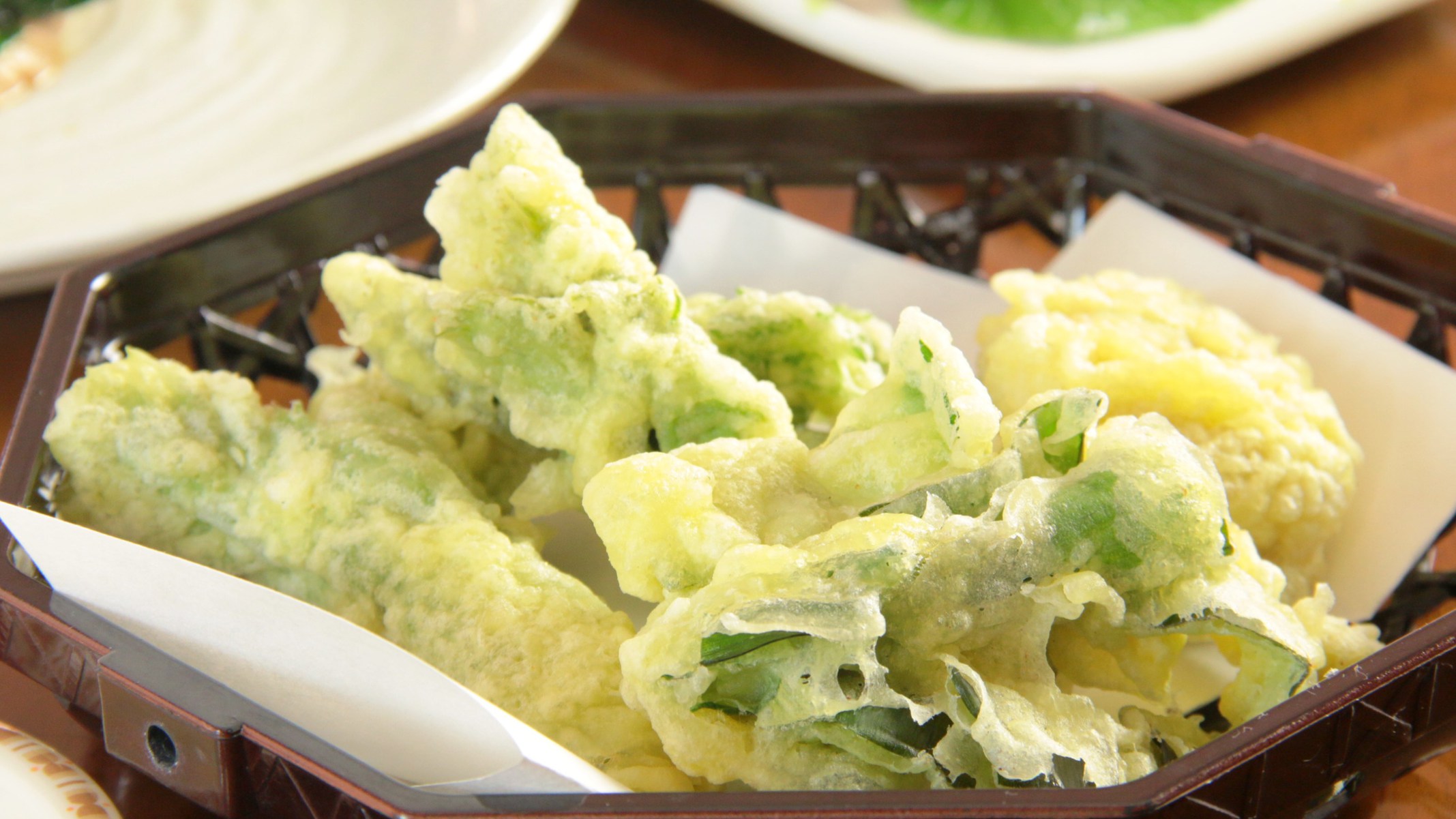 【夕食一例】季節の天ぷら。サクサクフワッと揚げたてをどうぞ。