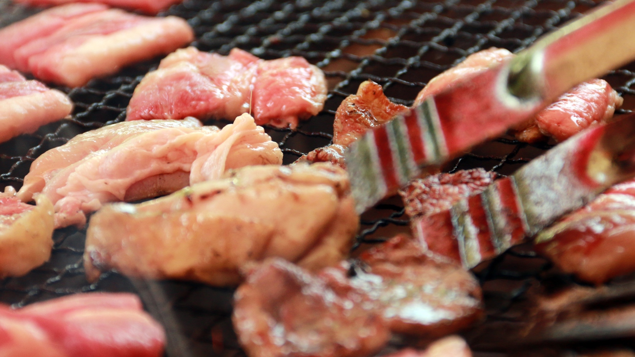 ひろーい芝生広場でBBQ♪大自然に囲まれて食べる肉は格別です！ 