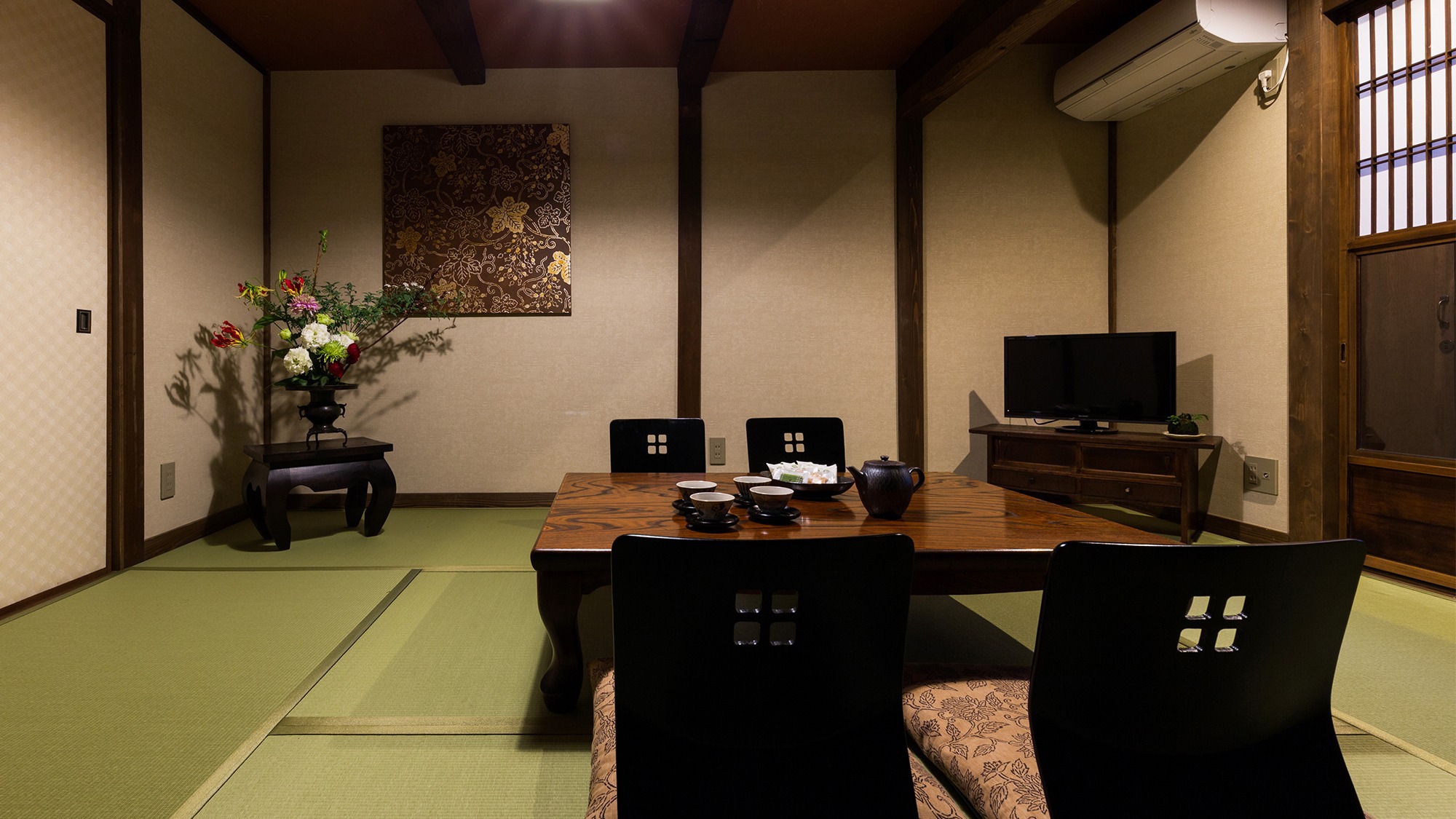 【Hokomachi】1階和室6名様以上の場合は独立した寝室へ。布団3組設置可