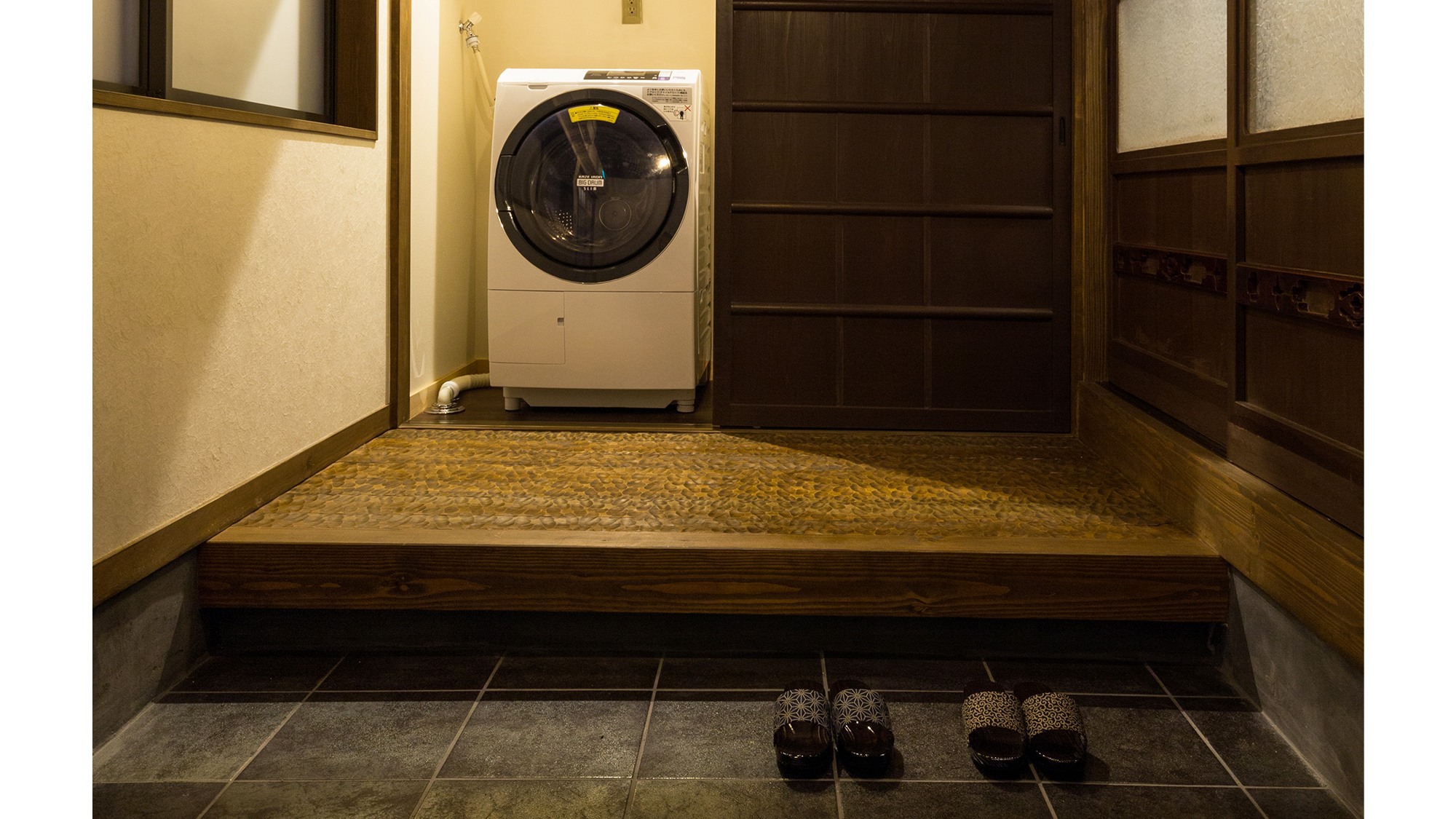 【Hokomachi】玄関は広々。洗濯機もご用意がございます。