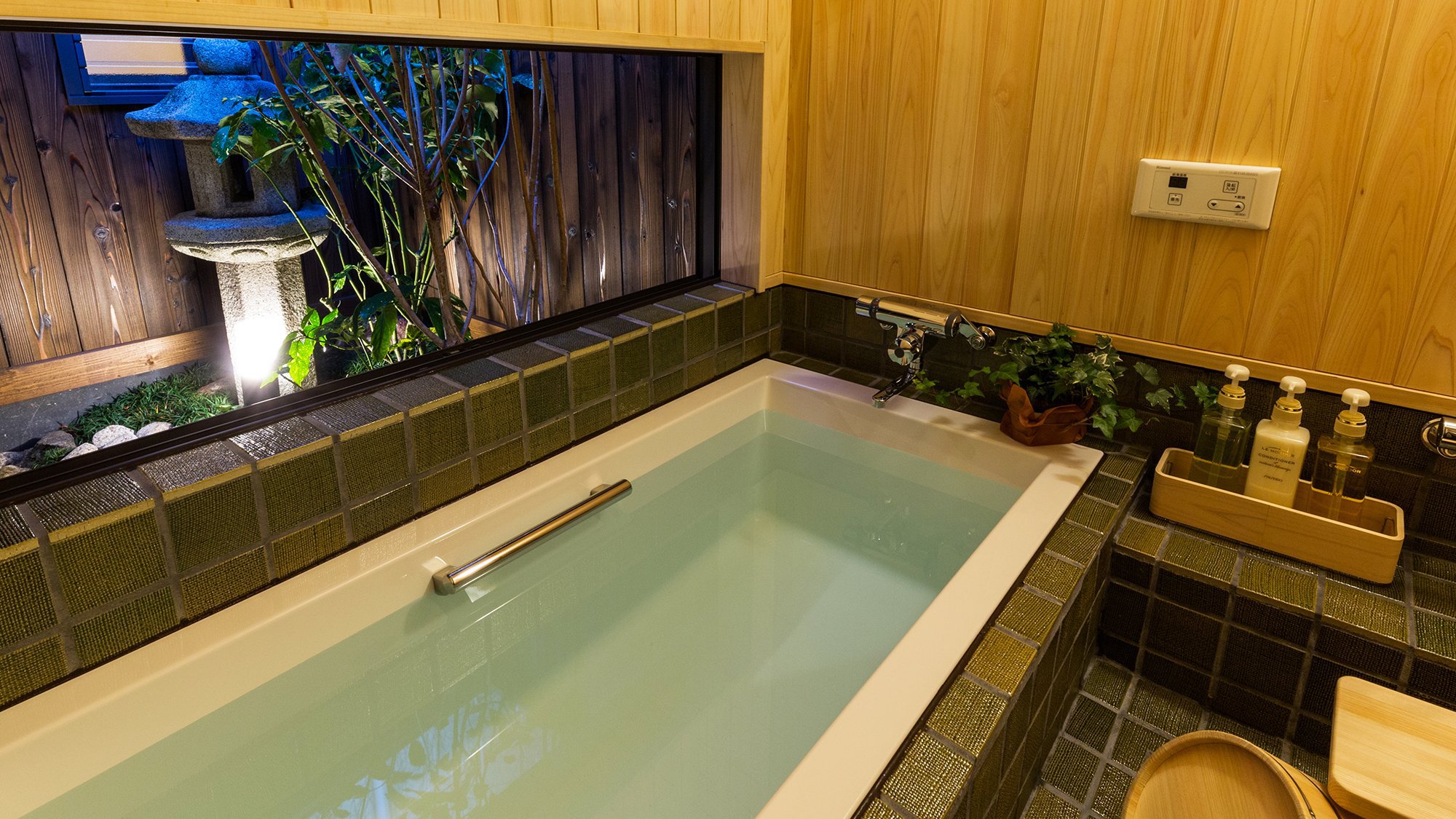 【Hokomachi】1階浴室浴室暖房付き、坪庭も眺めることが可能です。