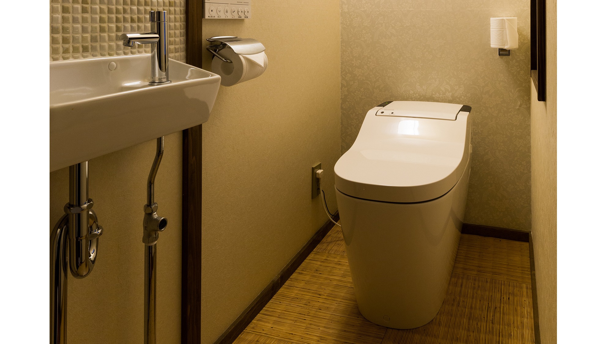 【Hokomachi】1階と2階にお手洗いがございます。