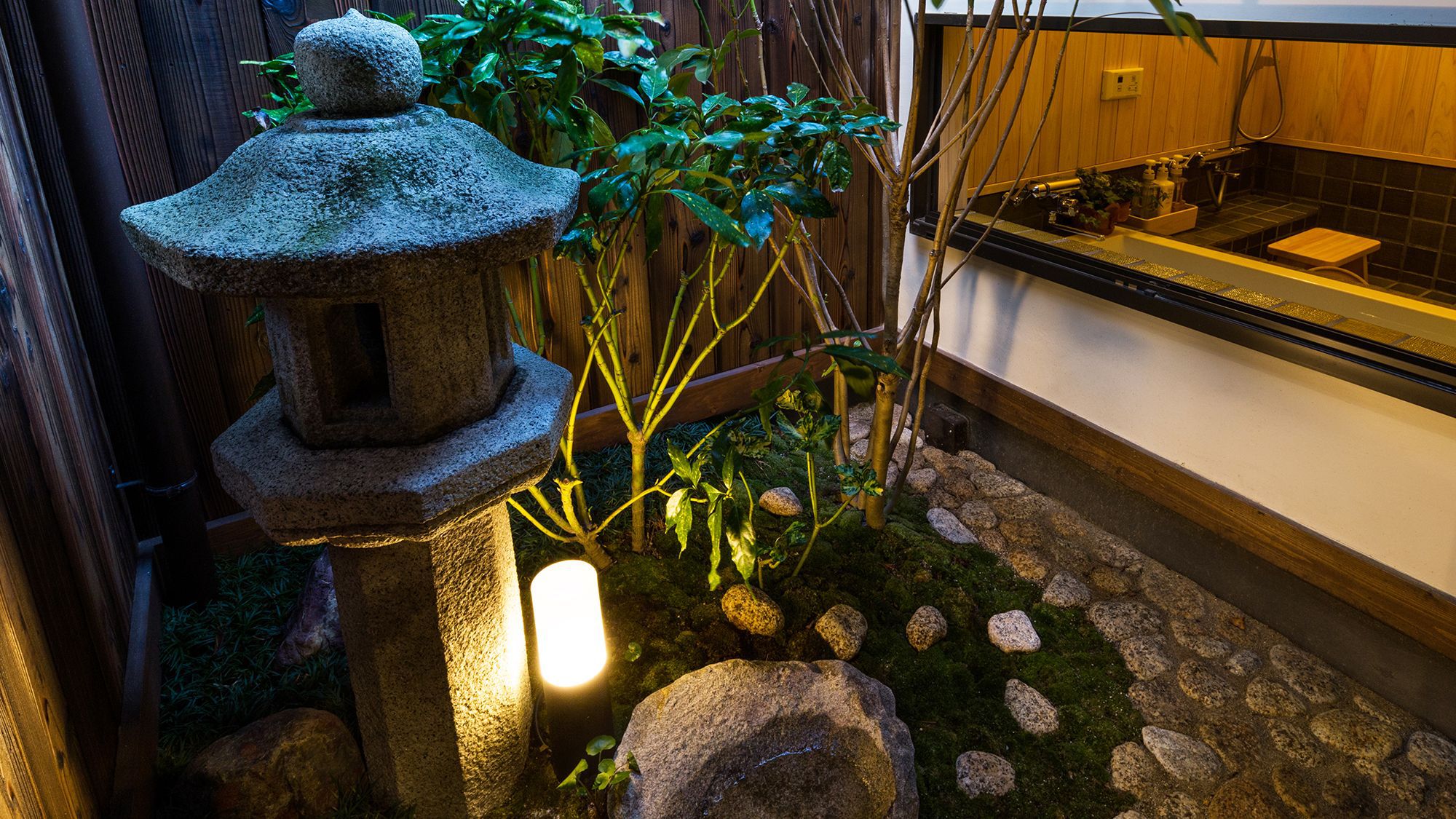 【Hokomachi】坪庭は1階和室・浴室からご覧いただけます。