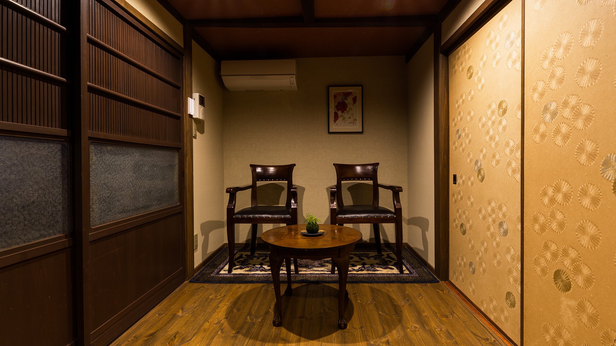 【Hokomachi】1階居間趣のある家具をご用意しております。