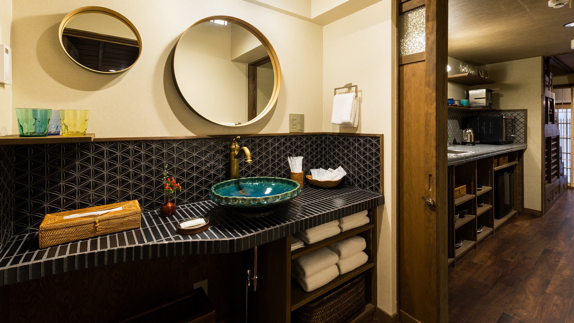 【Hokomachi】1階洗面所鏡が2つございますので同時使用可能。