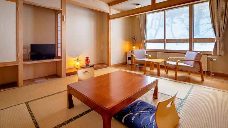 【東館和室】落ち着いた雰囲気のスタンダードなお部屋。夏の木々や冬の雪など自然の景色を楽しめます。