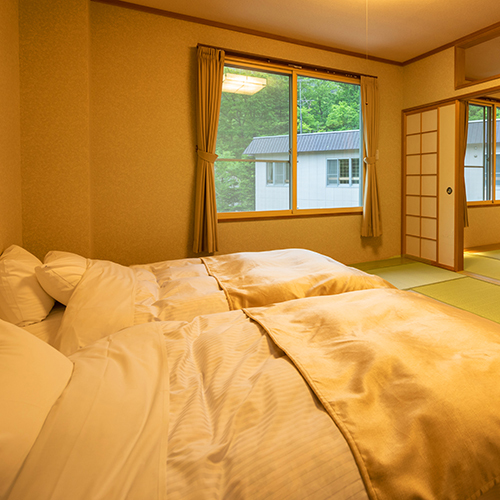 和室18畳シモンズマットレス使用。ふかふかのベッドで旅の疲れを癒しましょう