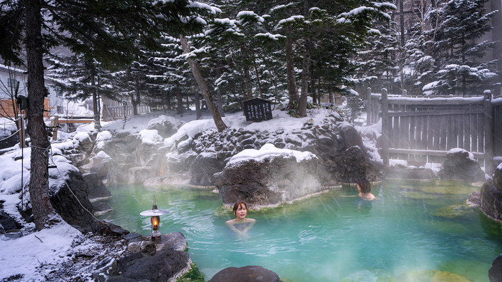 庭園岩風呂／混浴北海道の地のはてに位置する当館。世界遺産の大自然の中で温泉を満喫する
