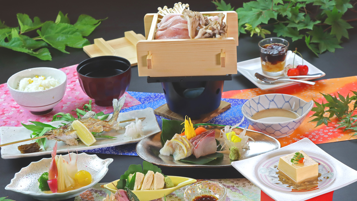 #【夕食一例・夏料理＿全体】旬の山の幸や地元の食材を使った深山料理をお楽しみください