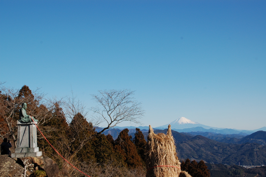 晴れた日は正月らしく雪景色の富士山が拝めるかも？