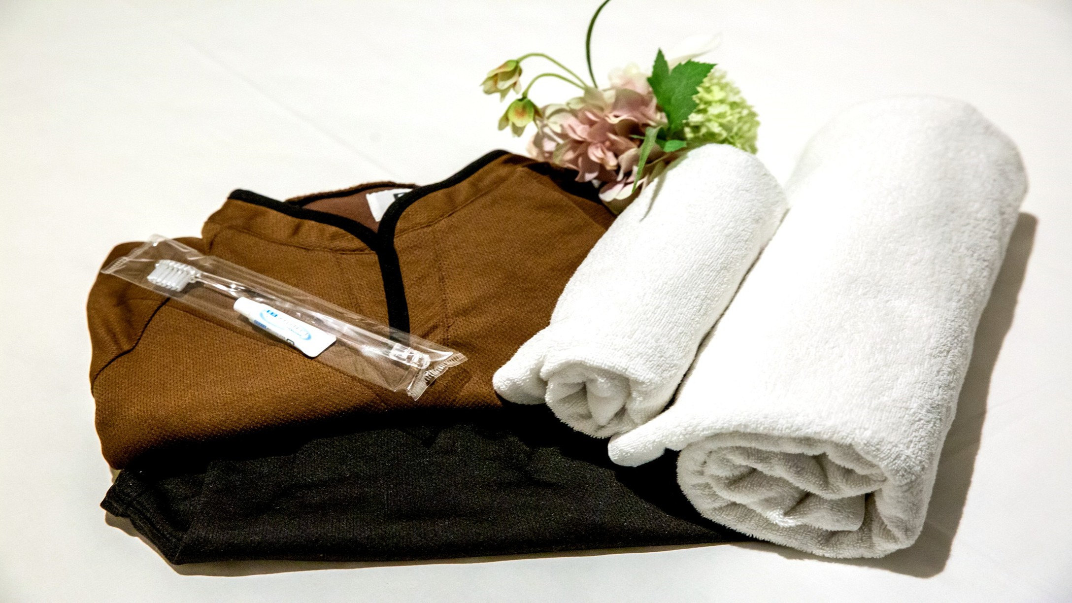 【館内着セット】女性と男性で配色の違う館内着をご用意しています。