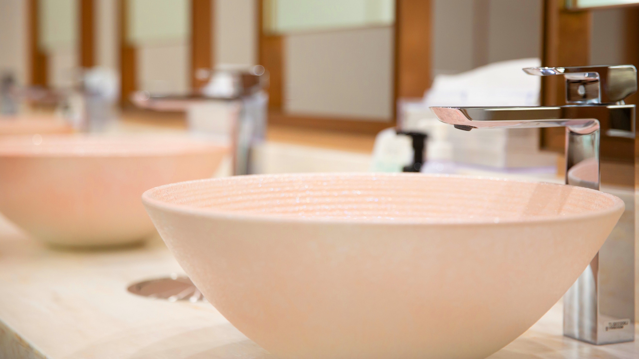 【パウダールーム】芸術的で桜色の陶製手洗い鉢、和の温もりと高級感でお客様をおもてなし。