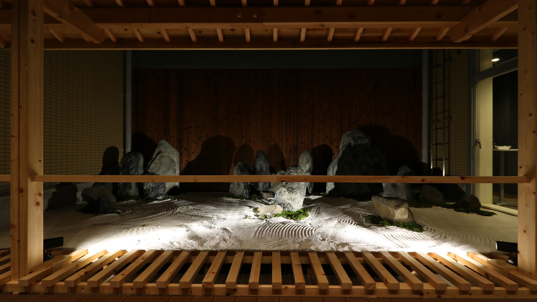 【屋上庭園】渡り廊下に石庭をつくりました。質素ながらも、寒水石で水の流れを演出しました。